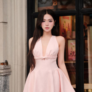 Váy hồng cổ sâu tùng xòe